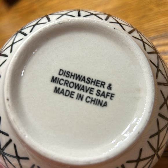 Ceramic Geometric pattern noodle bowl with chopstick holder.  Great condition. - Picture 4 of 7